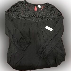 Old Navy. Size Medium. Lightweight black long sleeve shirt with lace neckline.